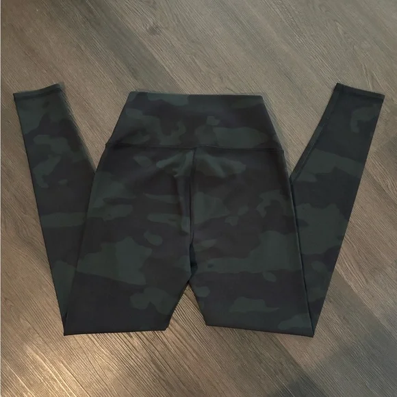 Alo Black Dark Green Camo Leggings Sz Small - Picture 3 of 7